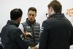 Stoffel Vandoorne, McLaren, talks to engineers