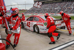 Kyle Larson, Chip Ganassi Racing Chevrolet, pit action