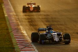 Marcus Ericsson, Sauber C36, devant Stoffel Vandoorne, McLaren MCL32