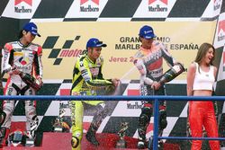 Podium: winnaar Valentino Rossi, Honda, tweede Norick Abe, Yamaha, derde Alex Criville, Honda