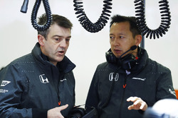 Yusuke Hasegawa, cadre supérieur de Honda, parle à un collègue