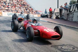 Lorenzo Bandini, Ferrari 158/246 ve Graham Hill, BRM P261