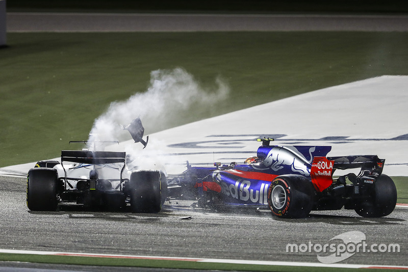 Lance Stroll, Williams FW40, Carlos Sainz Jr., Toro Rosso STR12, chocan y se retiran