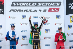 Podio: ganador de la carrera Pietro Fittipaldi, Lotus, segundo lugar tercer lugar Egor Orudzhev, AVF