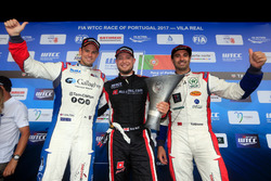 Trophy podium: Wiinner Rob Huff, All-Inkl Motorsport, Citroën C-Elysée WTCC, second place Tom Chilto