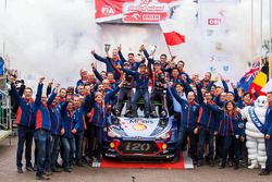 I vincitori Thierry Neuville, Nicolas Gilsoul, Hyundai Motorsport