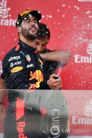 Podio: ganador de la carrera Daniel Ricciardo, Red Bull Racing