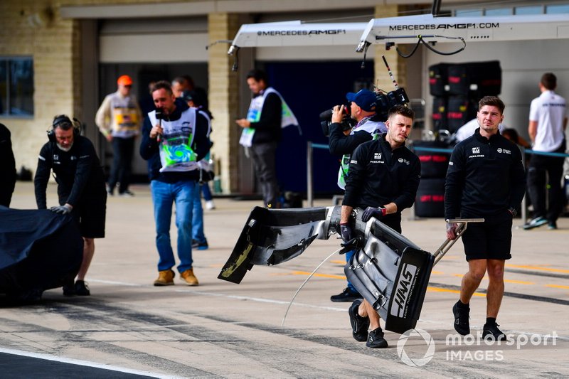 The car of Romain Grosjean, Haas F1 Team VF-19 is returned to the pit lane