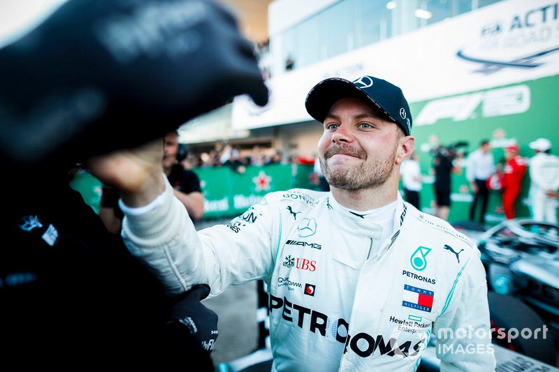 El ganador de la carrera Valtteri Bottas, Mercedes AMG F1 celebra en el Parc Ferme