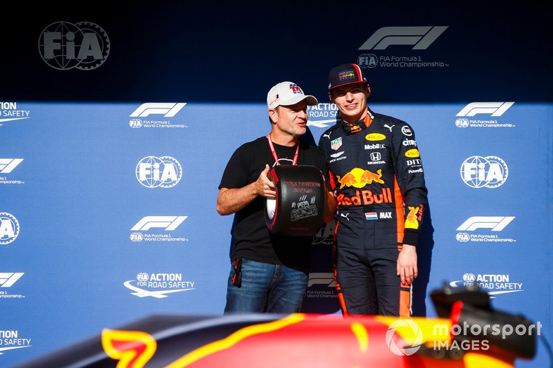 Pole Sitter Max Verstappen, Red Bull Racing receives the Pirelli Pole Position Award from Rubens Barrichello