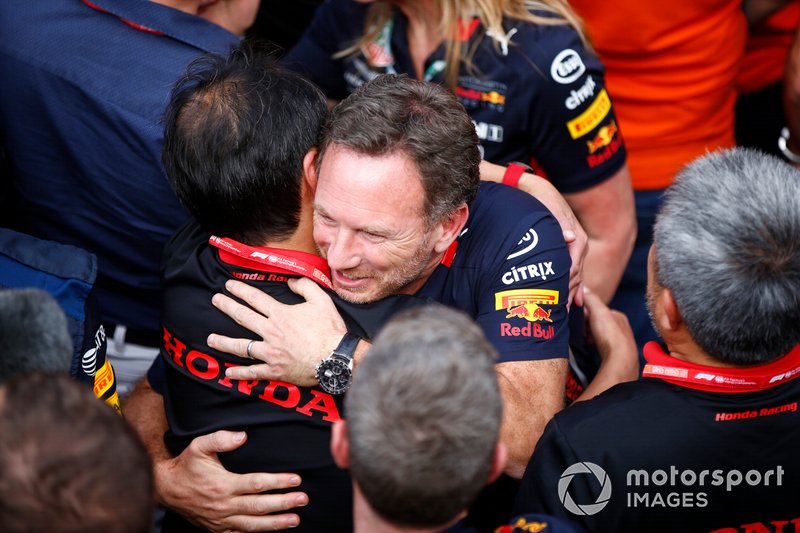 Toyoharu Tanabe, F1 technisch directeur Honda, en Christian Horner, teambaas Red Bull Racing, in Parc Ferme