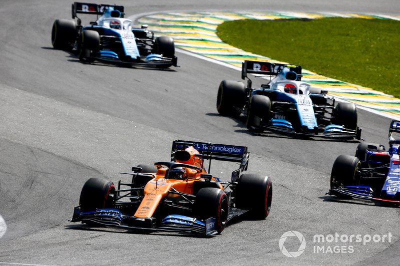 Sainz paró en la vuelta 30, volviendo 15º a pista, por detrás del Toro Rosso de Kvyat. Tocaba remontar de nuevo...