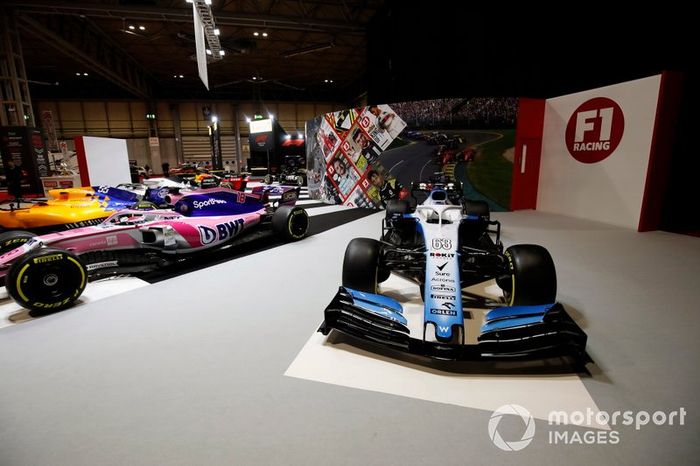 Un Williams Racing FW42 junto a un Racing Point RP19 en el stand de F1 Racing