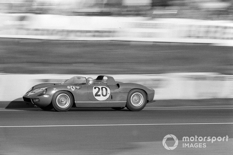 1964 год. Ferrari 275P экипажа Жана Гише и Нино Ваккареллы, одержавшего победу в гонке