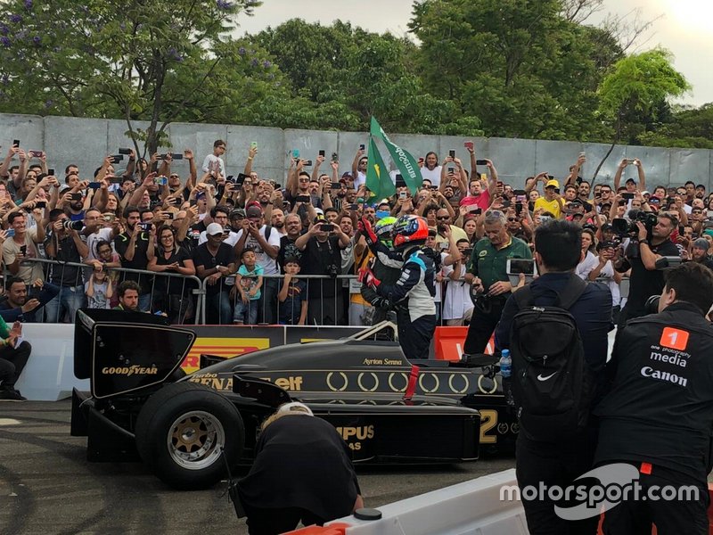Massa e Emerson Fittipaldi com a bandeira do Brasil ao lado da Lotus no Festival Senna Tribute