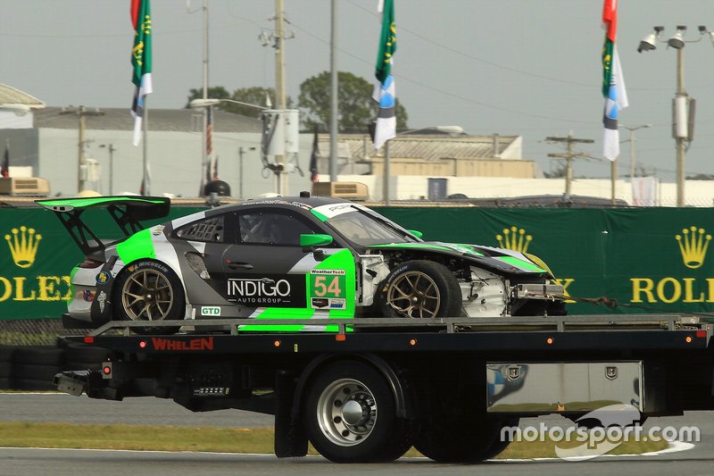 Bergung des Unfallautos: #54 Black Swan Racing, Porsche 911 GT3 R, GTD: Jeroen Bleekemolen, Sven Muller, Trenton Estep