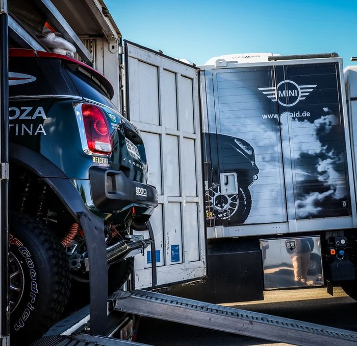 Verificaciones en Paul Ricard antes del embarque del Dakar 2020