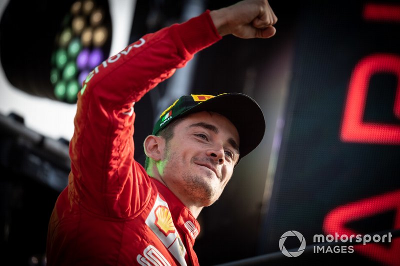 Il vincitore della gara Charles Leclerc, Ferrari, festeggia sul podio al GP d'Italia del 2019