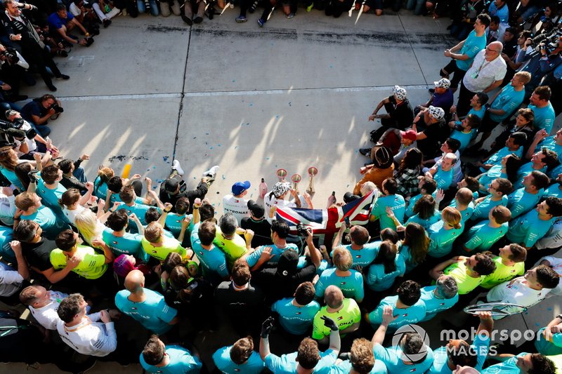 Valtteri Bottas, Mercedes AMG F1, 1ª posición, Lewis Hamilton, Mercedes AMG F1, 2ª posición, y el equipo Mercedes lo celebran