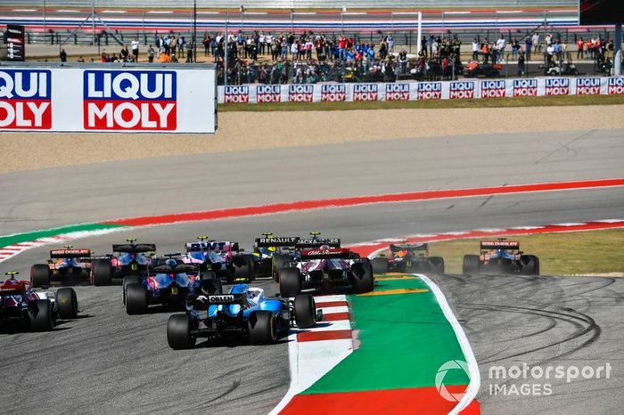 Alex Albon, Red Bull Racing RB15,  Carlos Sainz Jr., McLaren MCL34 al inicio