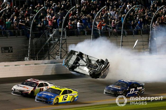 Choque de Ryan Newman, Roush Fenway Racing, Ford Mustang Koch Industries