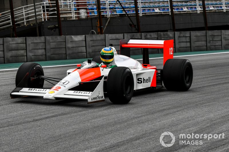 Bruno Senna conduce el McLaren MP4/4