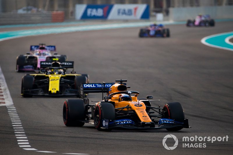 Carlos Sainz Jr., McLaren MCL34, precede Nico Hulkenberg, Renault F1 Team R.S. 19, e Sergio Perez, Racing Point RP19
