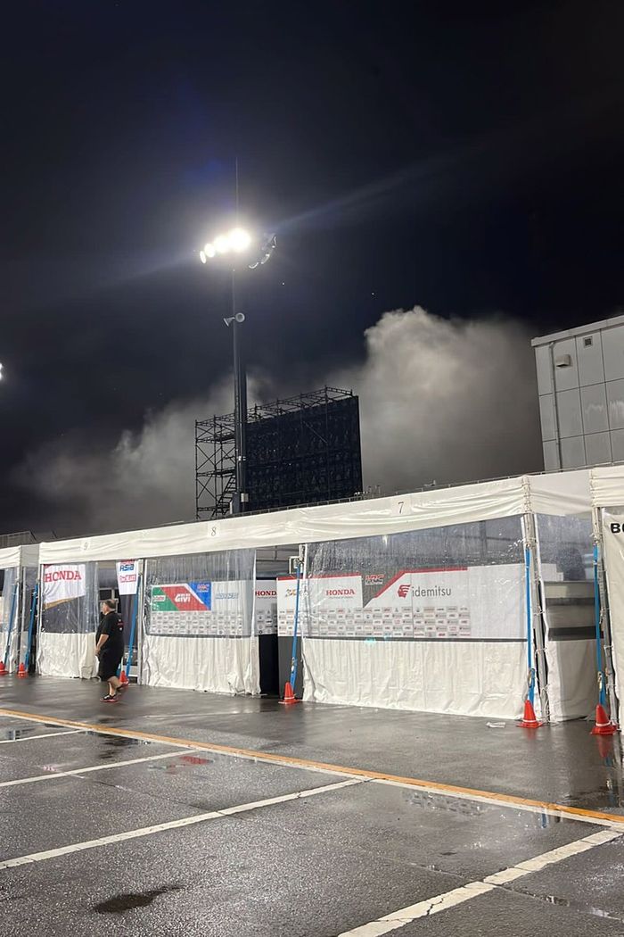 Fuego en el box del Marc VDS en Motegi 