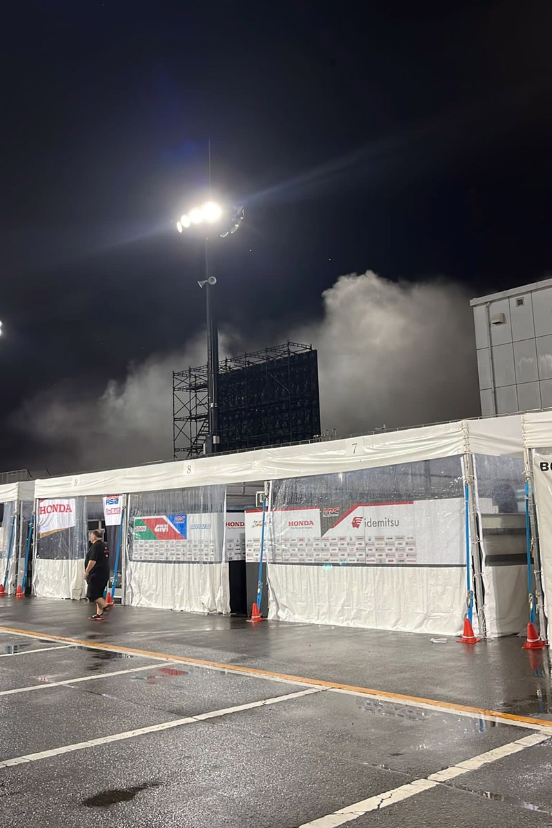 Fuego en el box del Marc VDS en Motegi