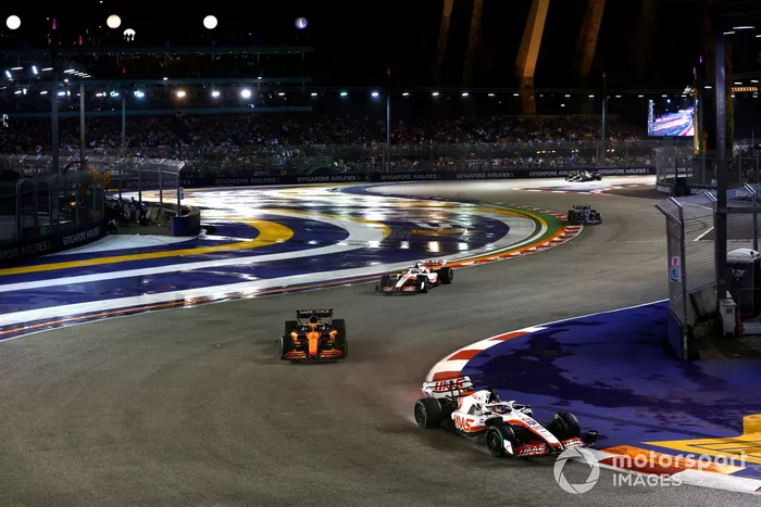 Kevin Magnussen, Haas VF-22, Daniel Ricciardo, McLaren MCL36, Mick Schumacher, Haas VF-22