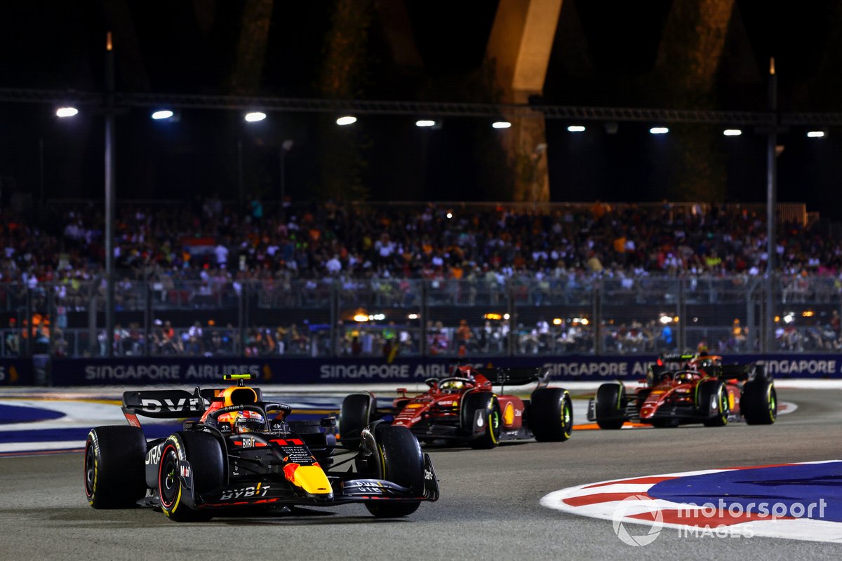 Sergio Pérez, Red Bull Racing RB18, Charles Leclerc, Ferrari F1-75, Carlos Sainz, Ferrari F1-75