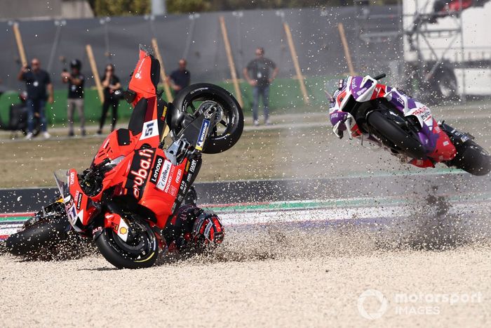 Caída de Pol Espargaró, Repsol Honda Team, Michele Pirro, Ducati Team, Johann Zarco, Pramac Racing al inicio