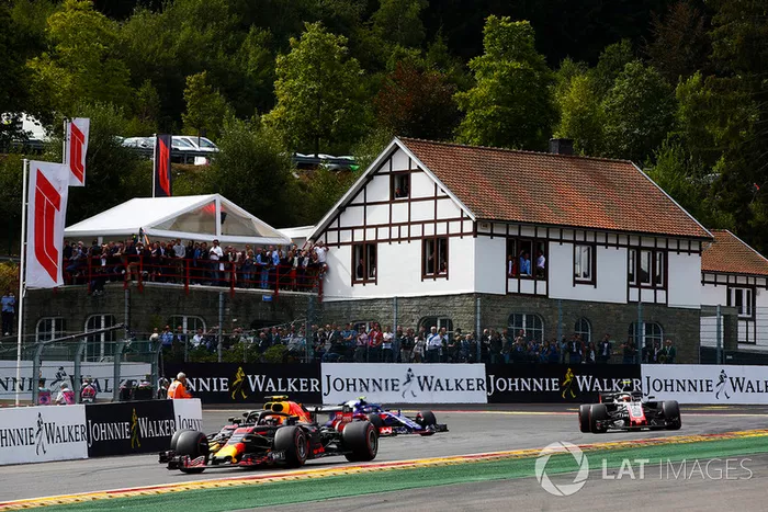 Max Verstappen, Red Bull Racing RB14, Daniel Ricciardo, Red Bull Racing RB14, y Kevin Magnussen, Haas F1 Team VF-18