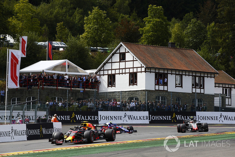 Max Verstappen, Red Bull Racing RB14, Daniel Ricciardo, Red Bull Racing RB14, y Kevin Magnussen, Haas F1 Team VF-18, vuelta de formación
