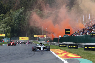 Lewis Hamilton, Mercedes AMG F1 W09,ve Sebastian Vettel, Ferrari SF71H, formasyon turu