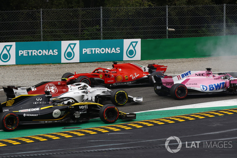 Sebastian Vettel, Ferrari SF71H, obraca się na pierwszym okrążeniu po kontakcie z Lewisem Hamiltonem, Mercedes AMG F1 W09, wyprzedza go Max Verstappen, Red Bull Racing RB14