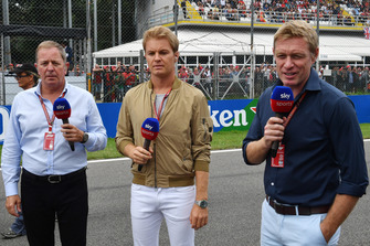 Martin Brundle, Sky TV, Nico Rosberg, Mercedes-Benz Ambassador and Simon Lazenby, Sky TV on the grid
