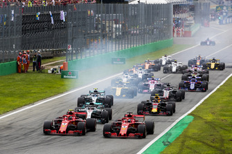 Kimi Raikkonen, Ferrari SF71H, Sebastian Vettel, Ferrari SF71H, Lewis Hamilton, Mercedes AMG F1 W09, Valtteri Bottas, Mercedes AMG F1 W09, Max Verstappen, Red Bull Racing RB14 Tag Heuer, en de rest van het veld bij de start