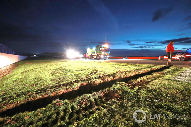 Travaux noctures pour améliorer le drainage de la piste avant les courses de dimanche à Silverstone