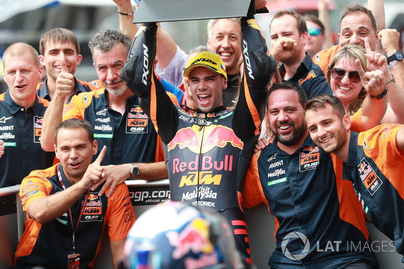 Il vincitore della gara Miguel Oliveira, Red Bull KTM Ajo