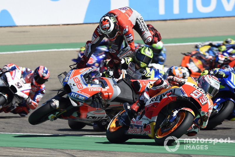 Jorge Lorenzo, Ducati Team cae al inicio de la carrera