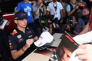 Max Verstappen, Red Bull Racing firma autógrafos