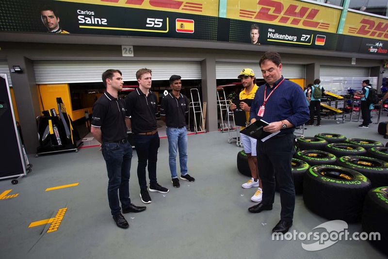 Participantes de la Academia de Ingeniería de Infiniti con James Allen y Carlos Sainz Jr., Renault Sport F1 Team