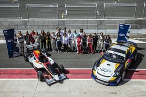 Gruppenfoto: FIA-Programm für Frauen im Motorsport