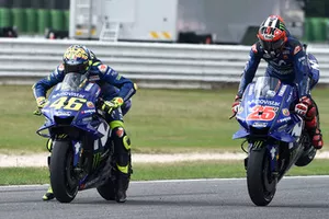 Valentino Rossi, Yamaha Factory Racing, Maverick Vinales freine à côté