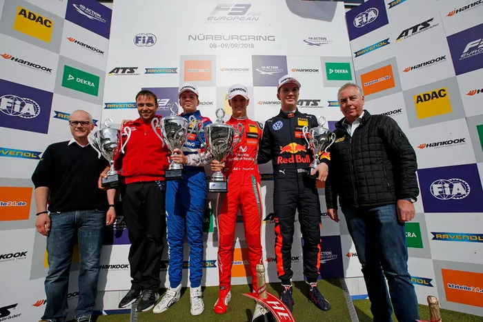 Podium : Martin Huning, directeur de Ravenol, un représentant de PREMA Theodore Racing, sle deuxième, Robert Shwartzman, PREMA Theodore Racing Dallara F317 - Mercedes-Benz, le vainqueur Mick Schumacher, PREMA Theodore Racing Dallara F317 - Mercedes-Benz, le troisième, Dan Ticktum, Motopark Dallara F317 - Volkswagen, Peter Dahlmanns, coordinateur et leader du développement d'ATS Motorsport