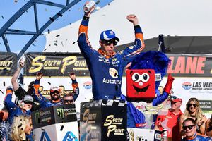 Brad Keselowski, Team Penske, Ford Fusion Autotrader, festeggia la sua vittoria