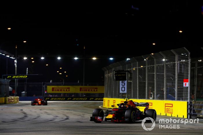 Max Verstappen, Red Bull Racing RB14, Sebastian Vettel, Ferrari SF71H
