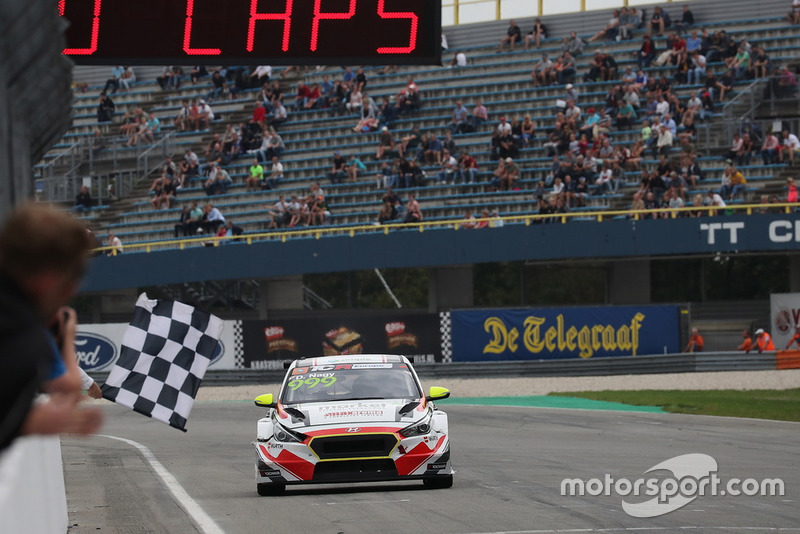 Il vincitore della gara Dániel Nagy, M1RA Hyundai i30 N TCR