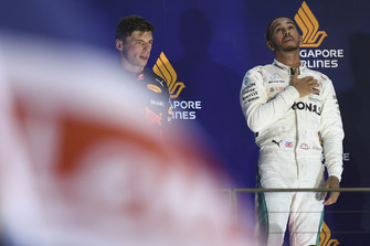 Podyum: 2. Max Verstappen, Red Bull Racing, Yarış galibi Lewis Hamilton, Mercedes AMG F1